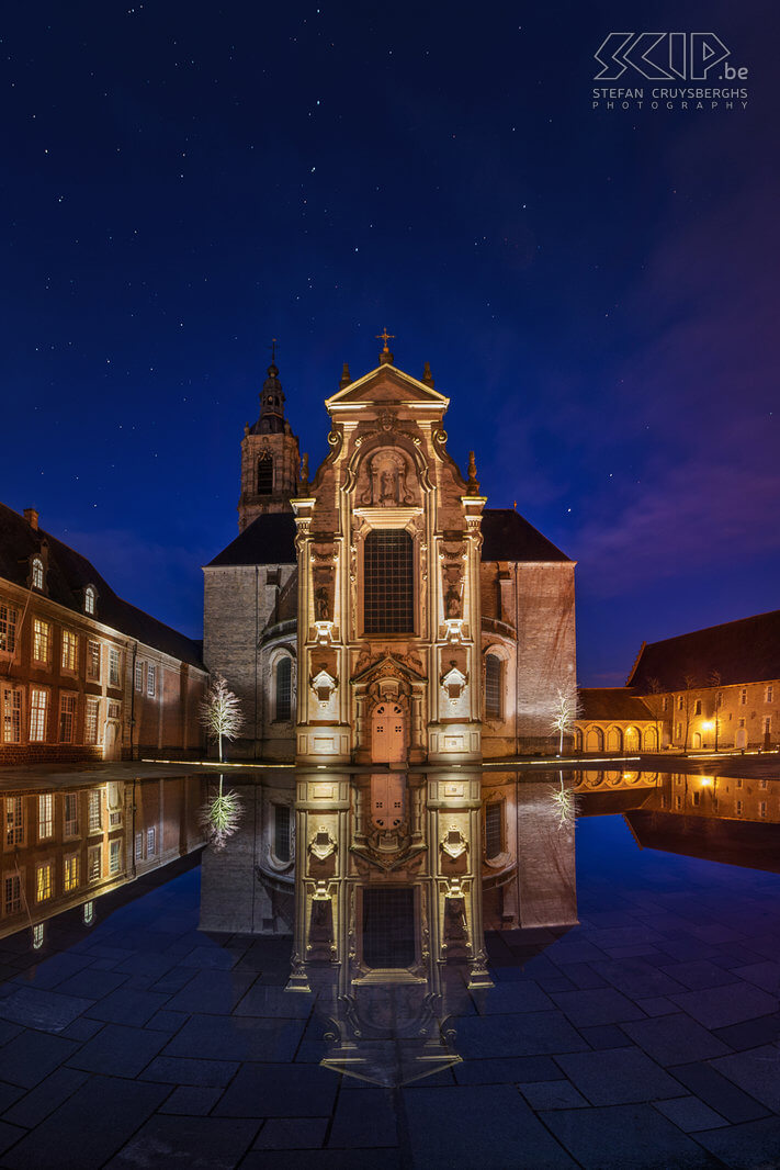 Hageland by night - Abdijkerk van Averbode De barokke abdijkerk van Averbode (Scherpenheuvel-Zichem) gespiegeld in de spiegelvijver Stefan Cruysberghs
